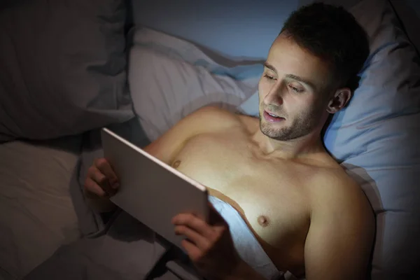 Hombre joven usando tableta — Foto de Stock