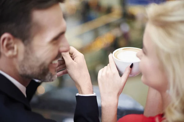 Paar trinkt Kaffee — Stockfoto