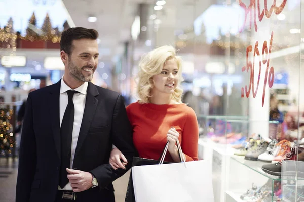 Couple faisant du shopping dans le centre commercial — Photo