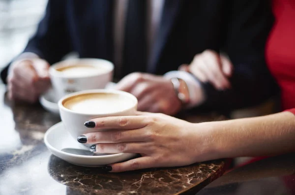 Пара пьет кофе — стоковое фото