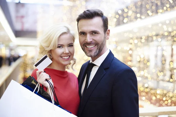 Couple doing shopping in mall — Stock Photo, Image
