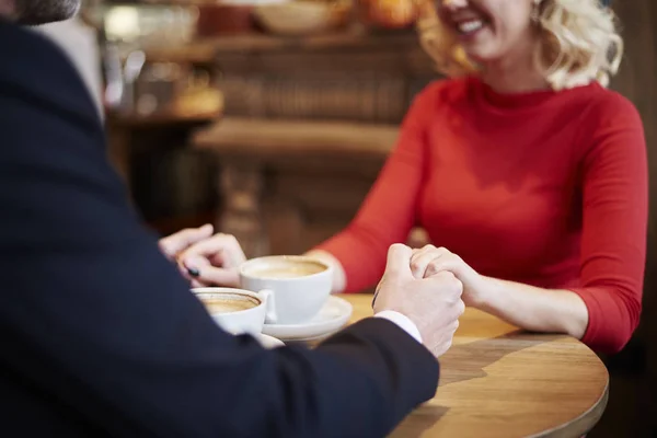 Mann hält Frau die Hand — Stockfoto