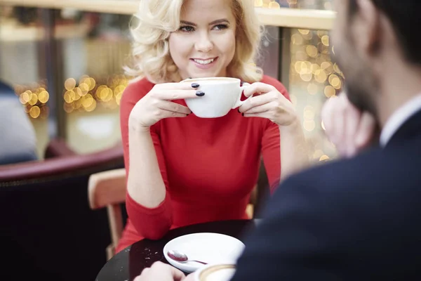 コーヒーを飲む女性の笑みを浮かべてください。 — ストック写真