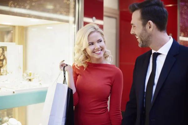 Casal fazendo compras no shopping — Fotografia de Stock