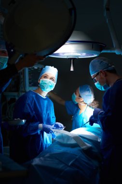 Doktor kullanın parlak ışık 