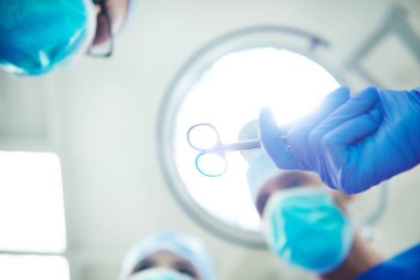 Yardımcısı geçen Cerrahi makas