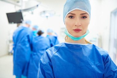 işlem üzerinde kadın doktor