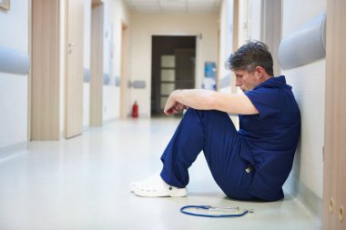 Doktor iş çıkışı yorgun