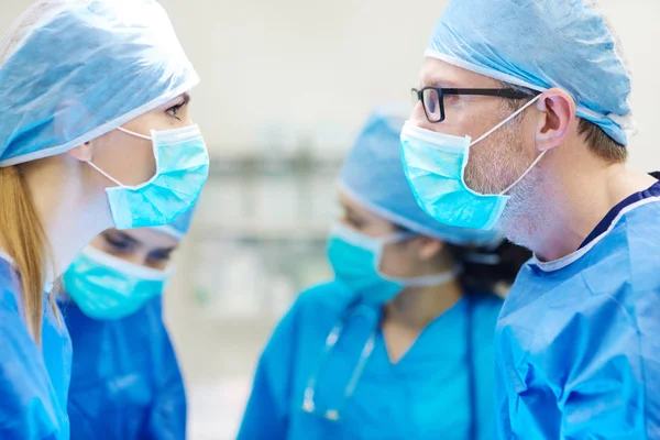 Twee chirurgen permanent — Stockfoto