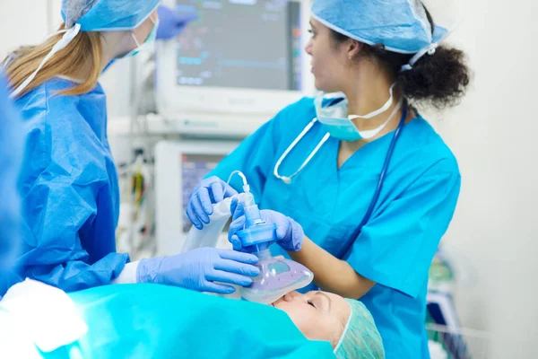 İş yerinde genç anestezi uzmanı — Stok fotoğraf