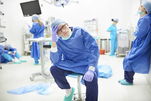 Zmęczony chirurg po operacji — Zdjęcie stockowe