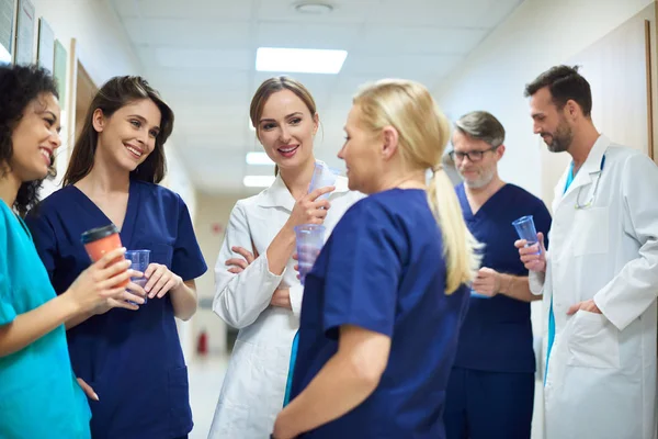 Breve descanso de los médicos ocupados —  Fotos de Stock