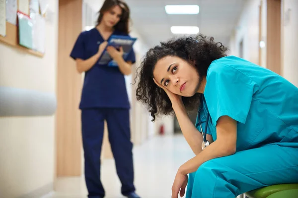 Arts in ziekenhuis corridor — Stockfoto