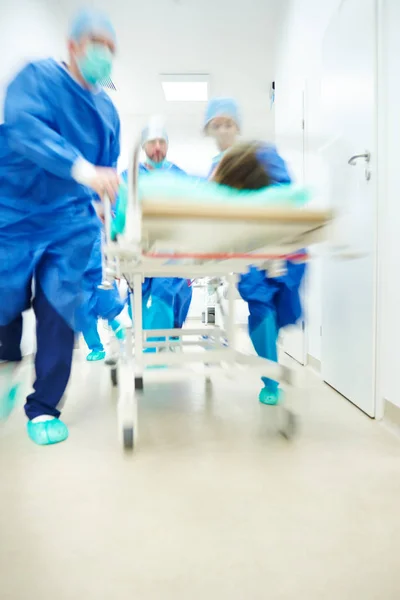 Médicos a correr para a sala de operações — Fotografia de Stock