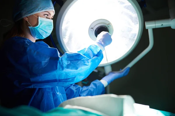 Doktor ayarı cerrahi ışık — Stok fotoğraf