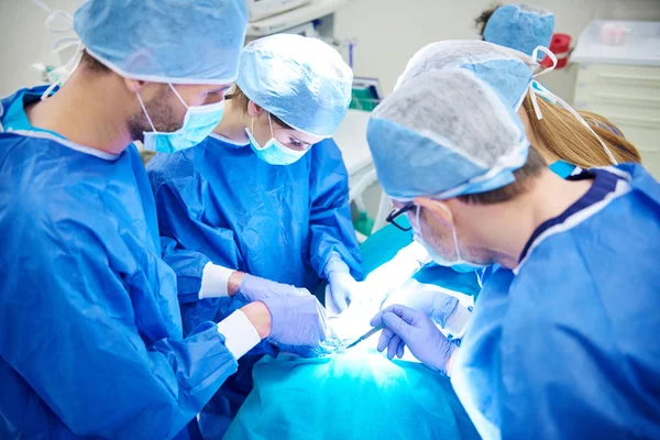 Trudnej operacji chirurg zajęty — Zdjęcie stockowe