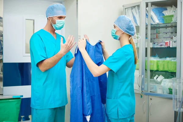 Νοσοκόμα βοηθώντας χειρουργός — Φωτογραφία Αρχείου