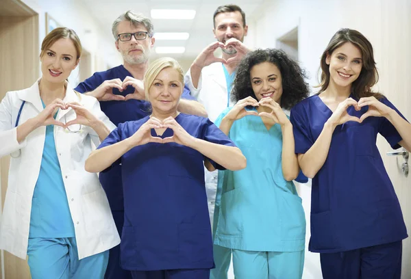 Médicos con símbolo del corazón —  Fotos de Stock