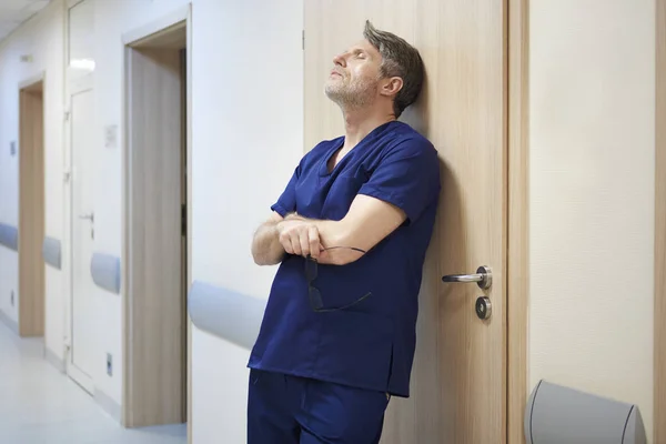 Trött läkare efter på jobbet — Stockfoto