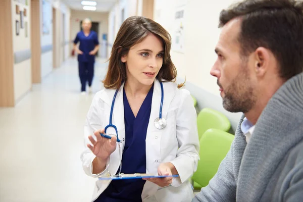 Doctor talking to patient — Stock Photo, Image