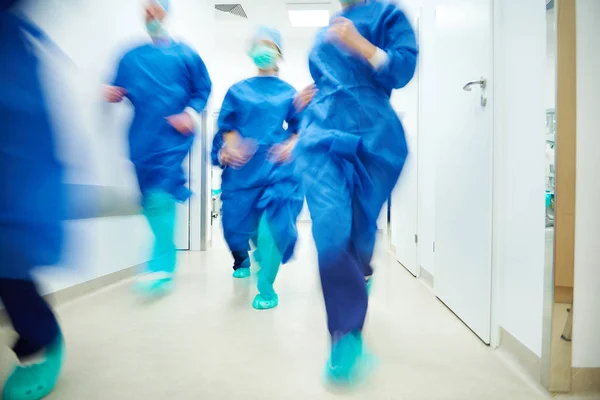 Hätätilanne leikkaussalissa — kuvapankkivalokuva