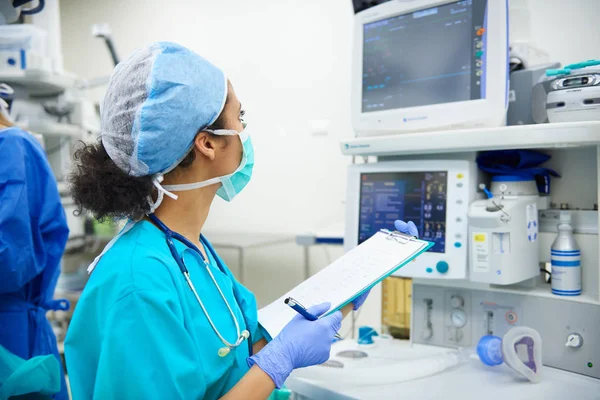 Nurse checking pulce — Stock Photo, Image