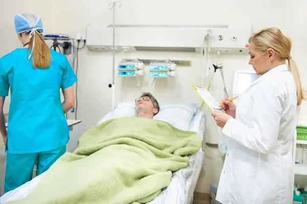 Médico verificando paciente — Fotografia de Stock