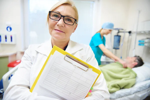 Medico paziente di controllo — Foto Stock