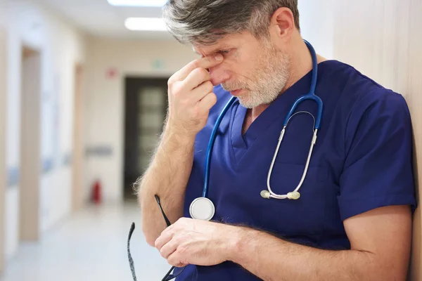 Maduro médico cansado — Fotografia de Stock