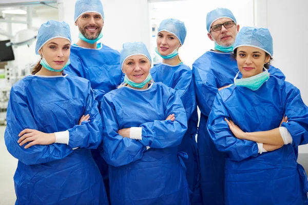 Equipe de médicos em uniforme cirúrgico — Fotografia de Stock