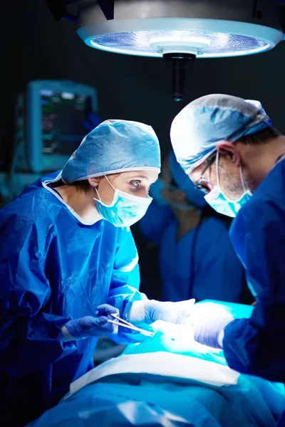 Два врача-хирурга — стоковое фото