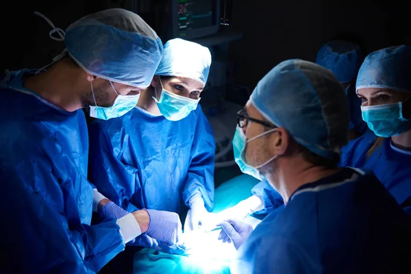 Cerrahlar ameliyathanede — Stok fotoğraf
