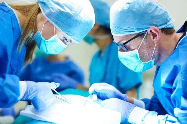 Dois médicos cirurgiões — Fotografia de Stock