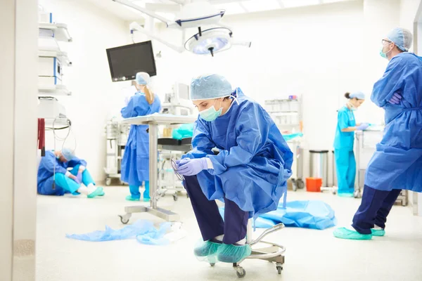 Комната, полная уставших хирургов — стоковое фото