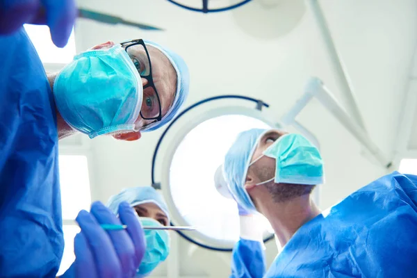 Equipe médica realizando cirurgia — Fotografia de Stock