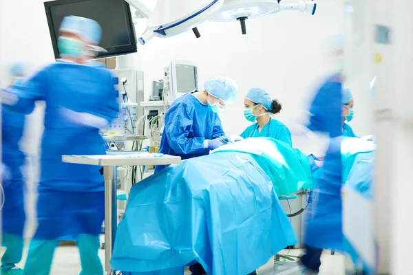 Surgeon team working — Stock Photo, Image