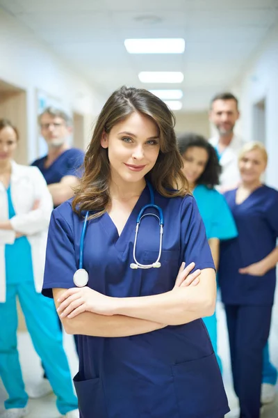 Médica e equipe feminina — Fotografia de Stock