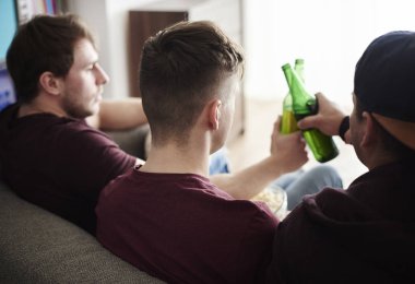 Bira ile toasting çocuklar 
