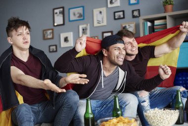 Spor oyunu izlerken arkadaşlar