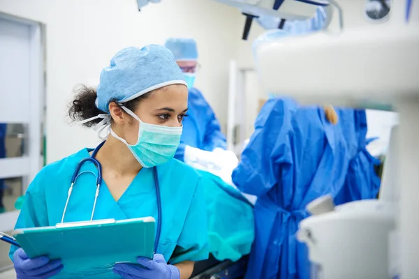 Anaesthesiologist writing updates — Stock Photo, Image