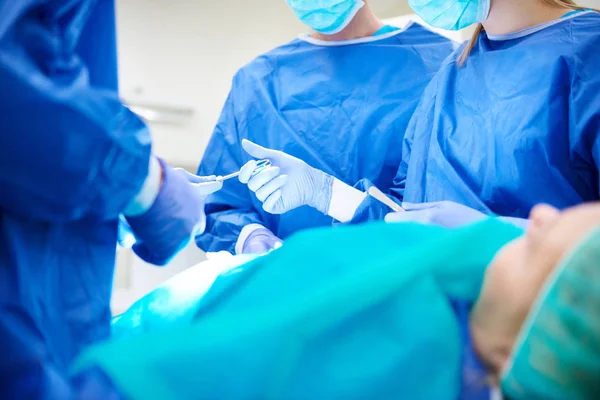 Surgery team in operating — Stock Photo, Image