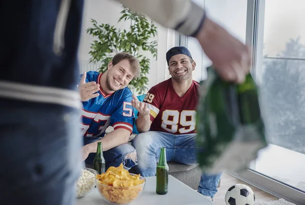Freunde hängen mit Bier herum — Stockfoto