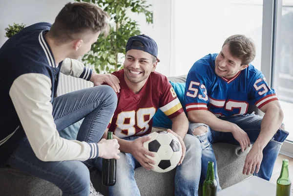 Friends hanging out with beers — Stock Photo, Image