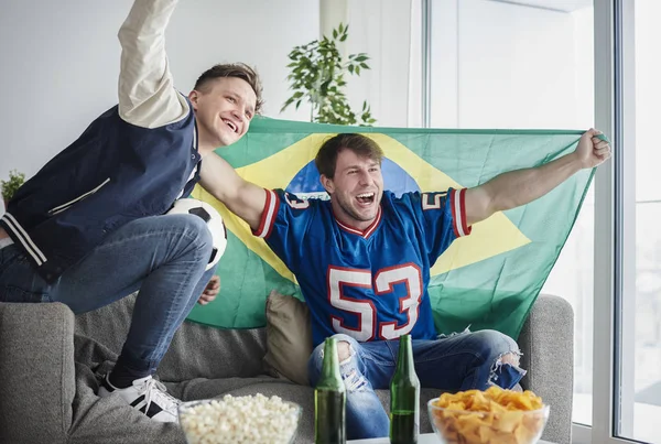 Friends cheering for team — Stock Photo, Image