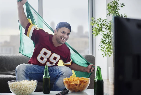 Sorridente homem assistindo jogo — Fotografia de Stock