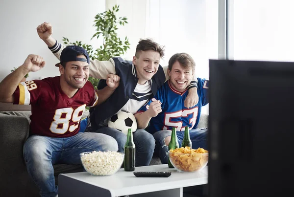 Amigos assistindo jogo esporte — Fotografia de Stock