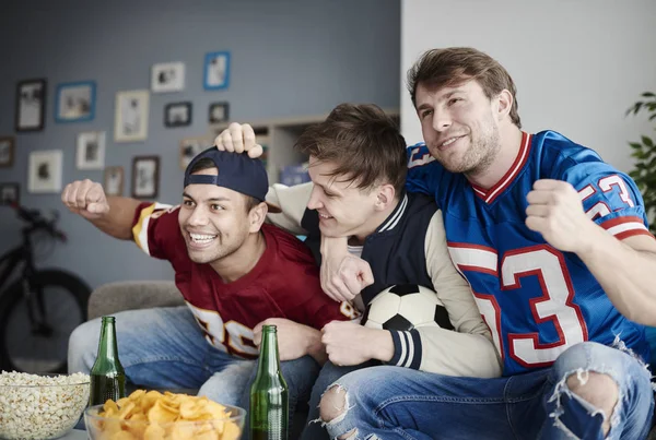 Friends watching sport game — Stock Photo, Image