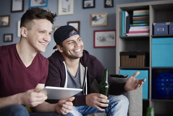 Amigos pasando el rato con cervezas — Foto de Stock