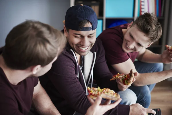 Vänner som äter pizza — Stockfoto