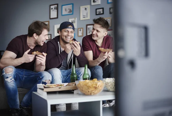 Amigos comiendo pizza — Foto de Stock